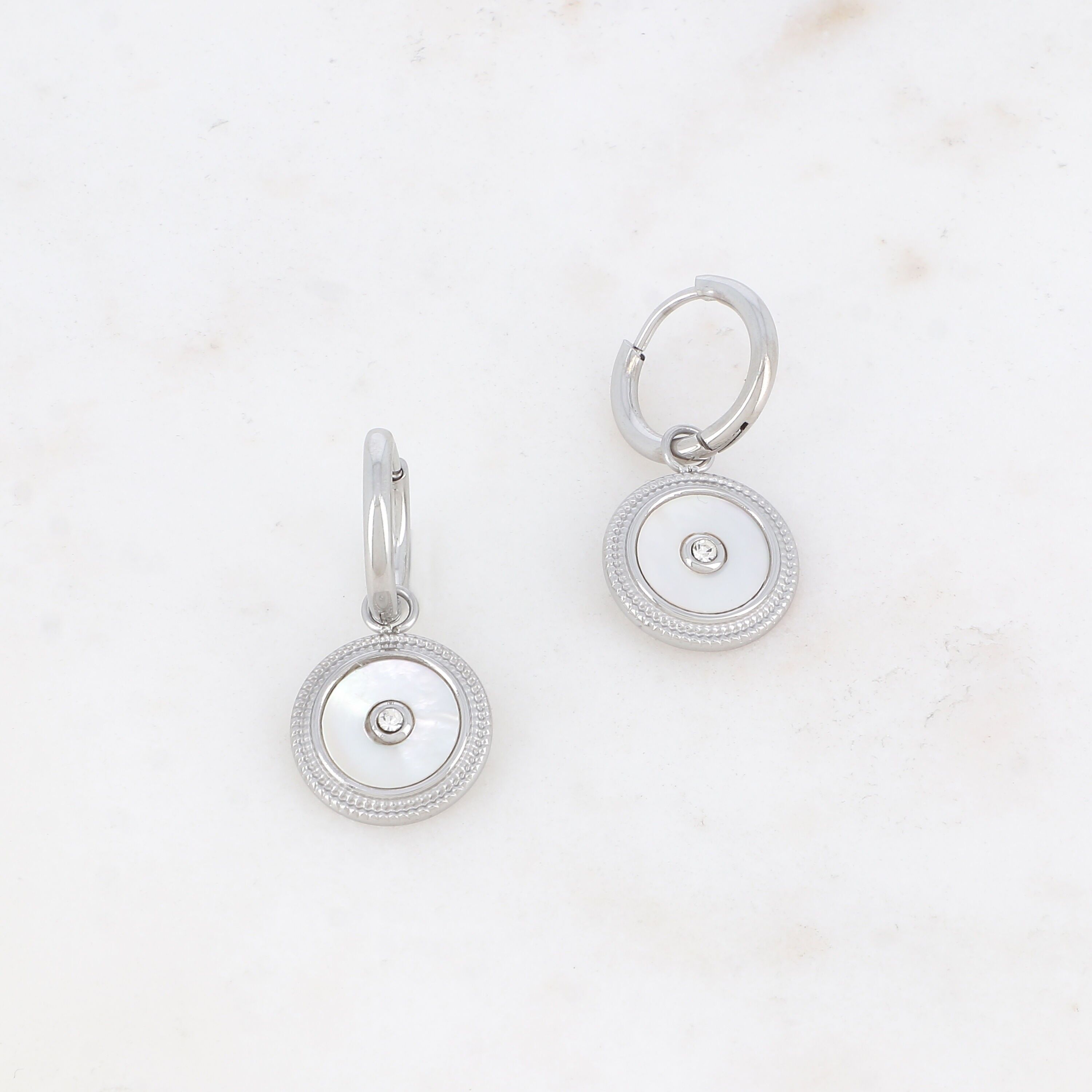 Créoles avec pampille ronde ornée de nacre, ou pierre naturelle