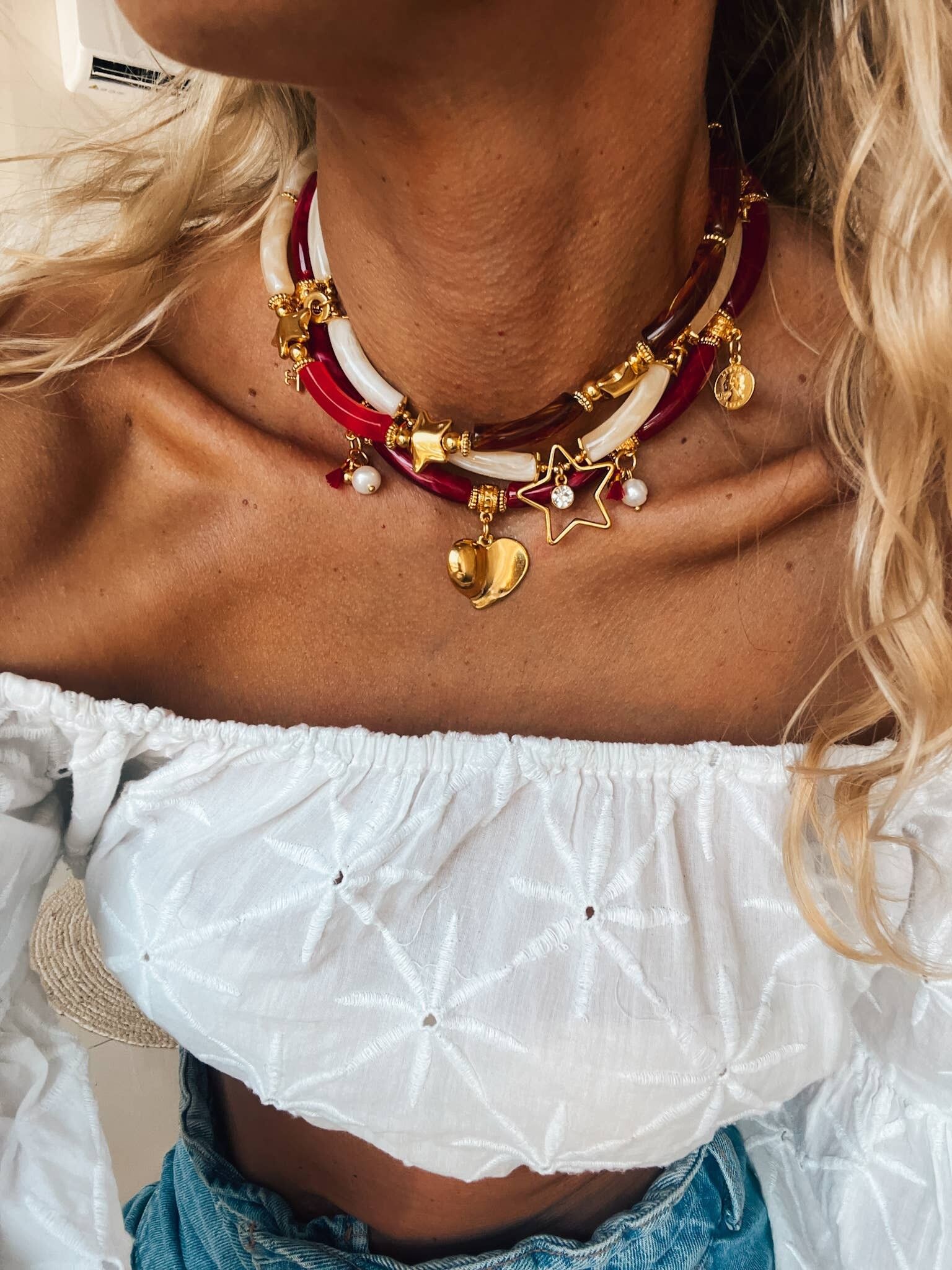 Collares de tubos de resina en colores tierra y detalles dorados