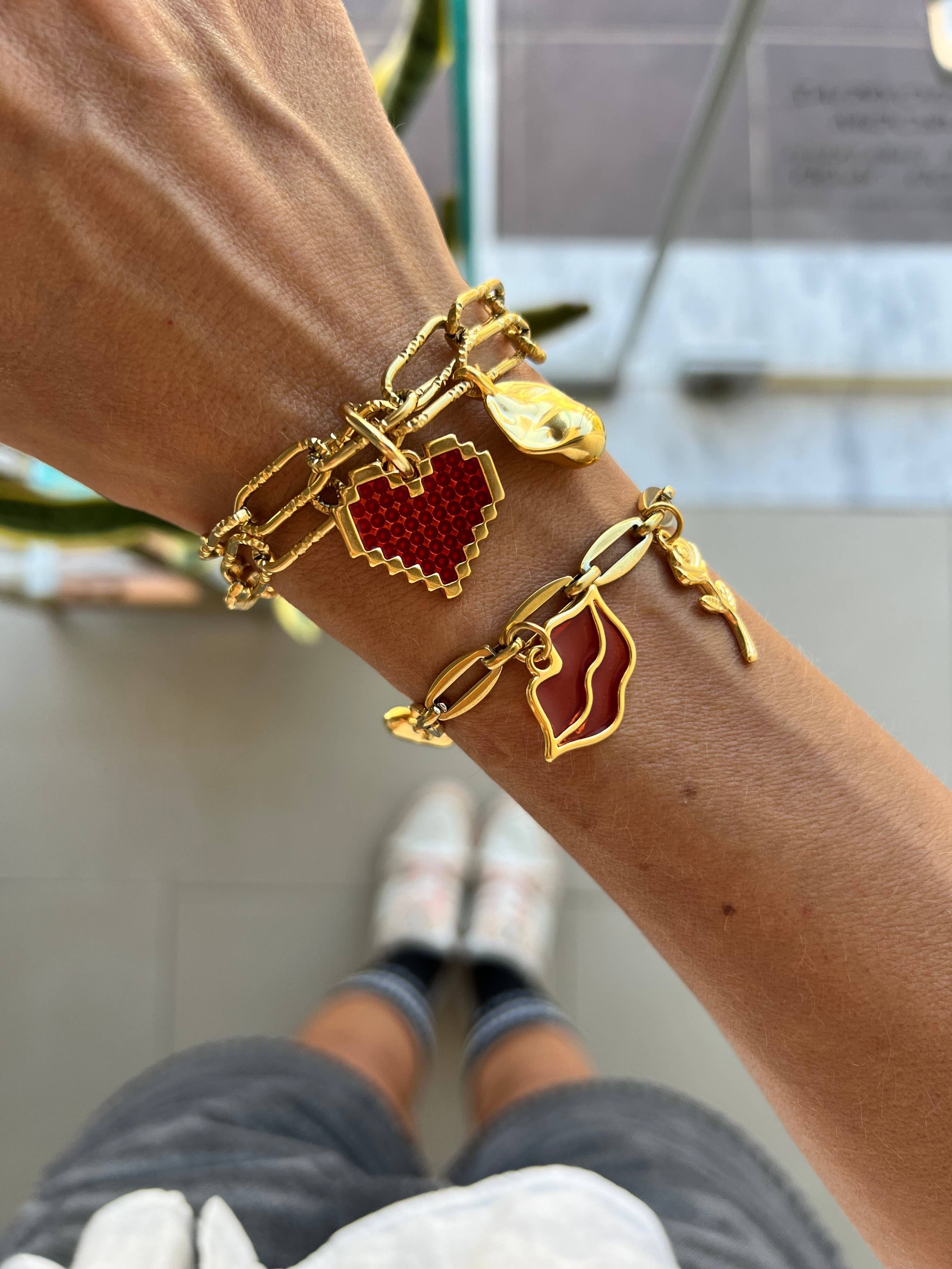 Pulsera de cadena dorada con dijes de corazones y labios