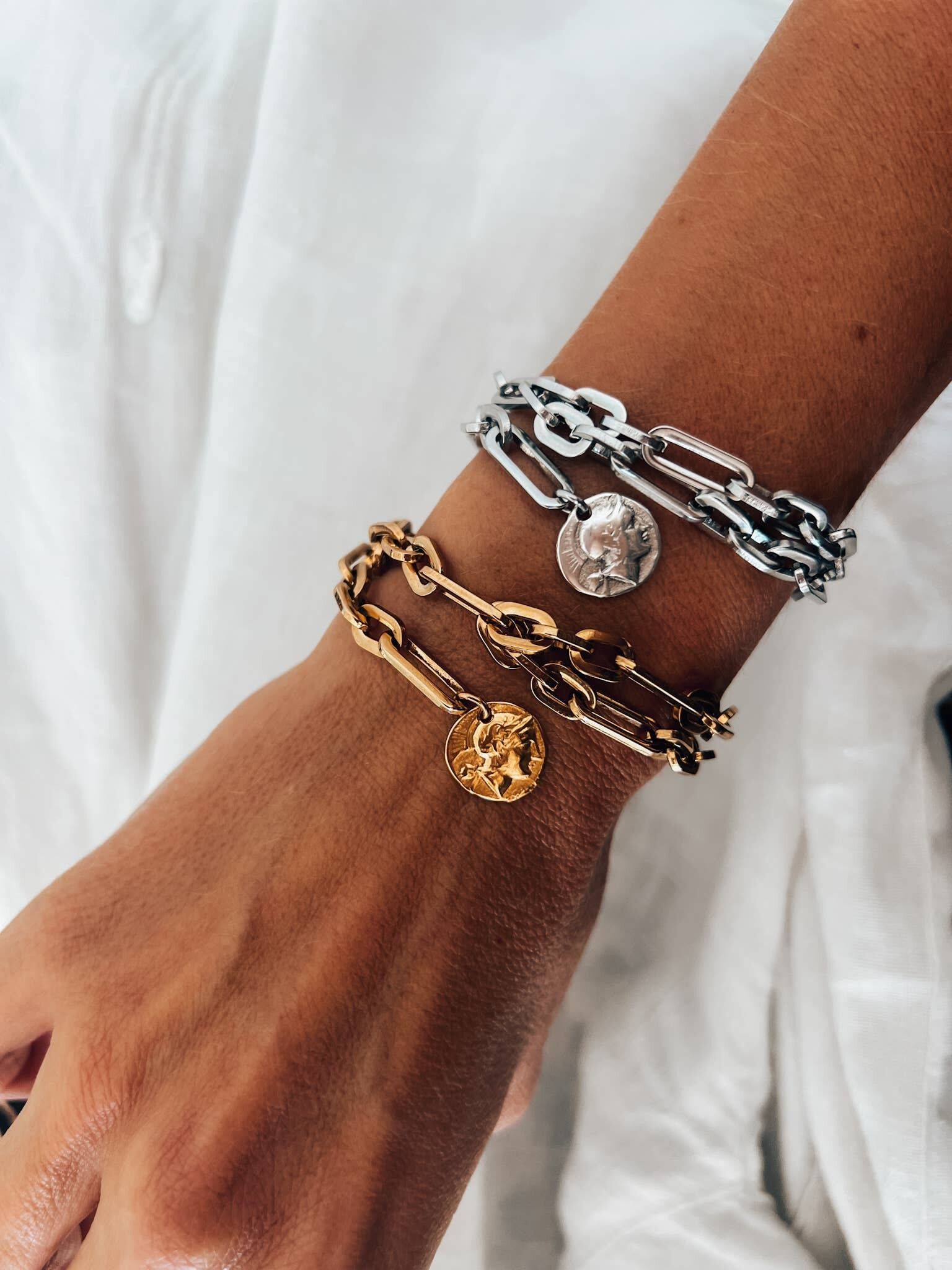 Pulsera de cadena gruesa con moneda étnica