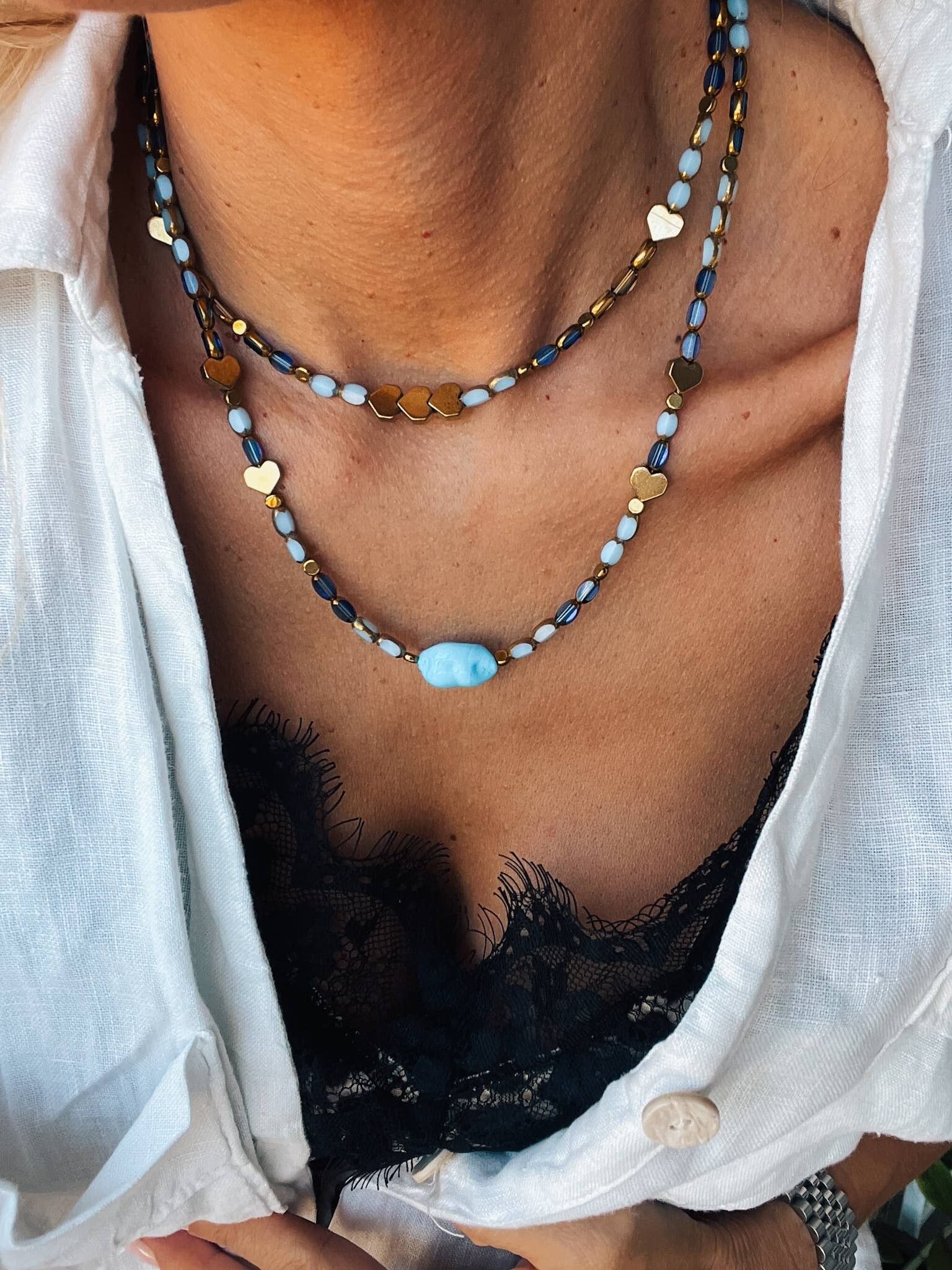Collar de cuentas multicolor con detalles en turquesa y oro.