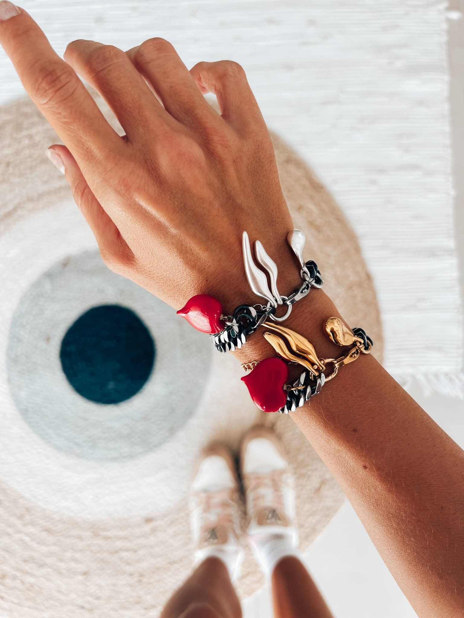 Pulsera de cadena negra y plateada con corazón rojo
