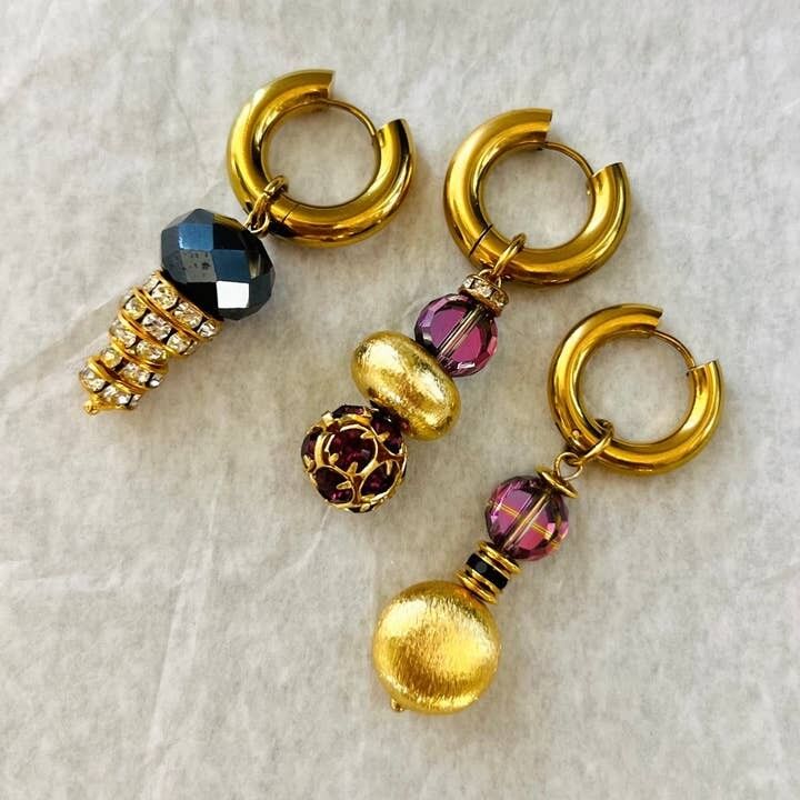 Orecchini a cerchio singolo con perline in oro