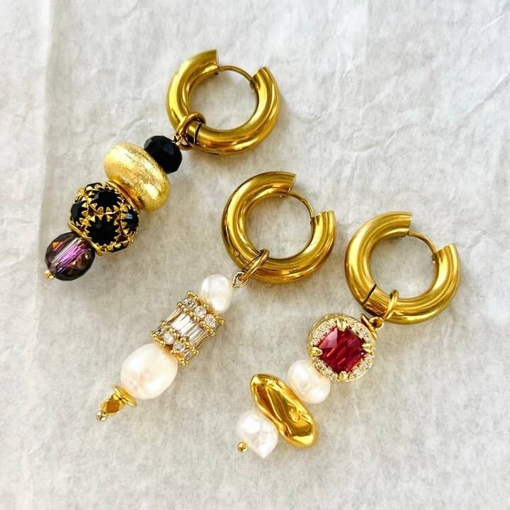 Orecchini a cerchio singolo con perline in oro