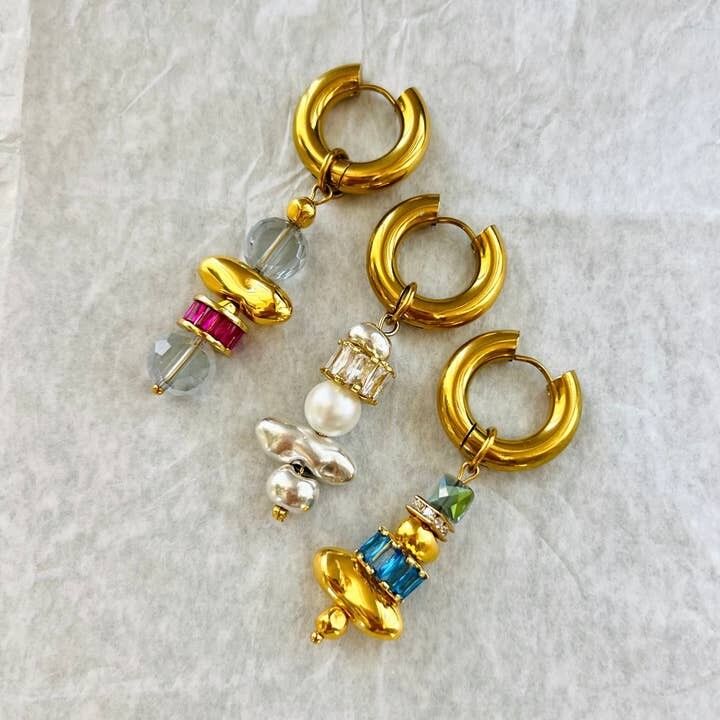 Orecchini a cerchio singolo con perline in oro