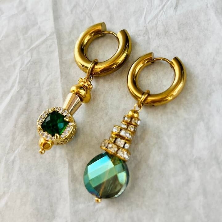 Orecchini a cerchio singolo con perline in oro