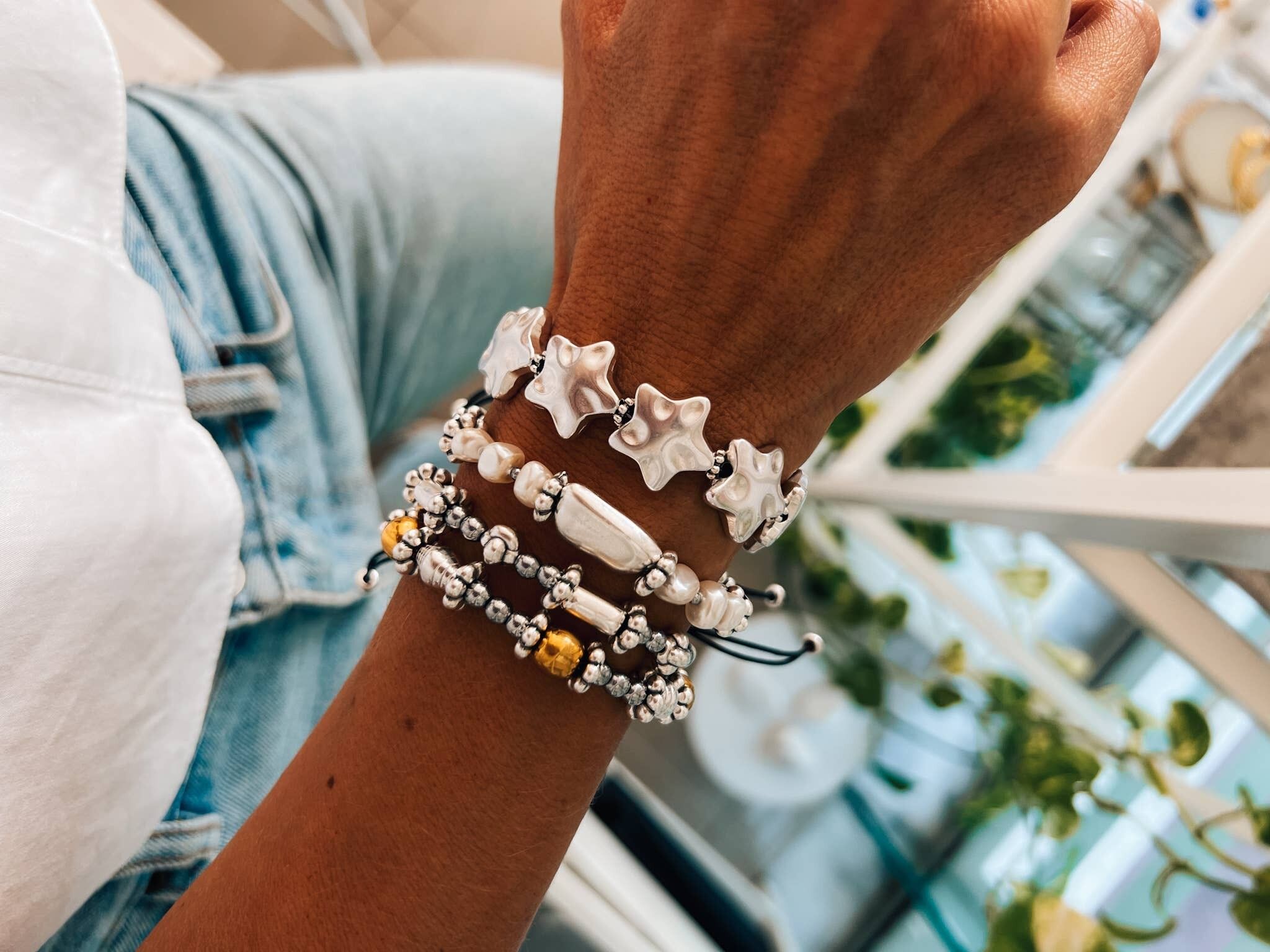 Pulseras de cuentas con detalles de plata de moda