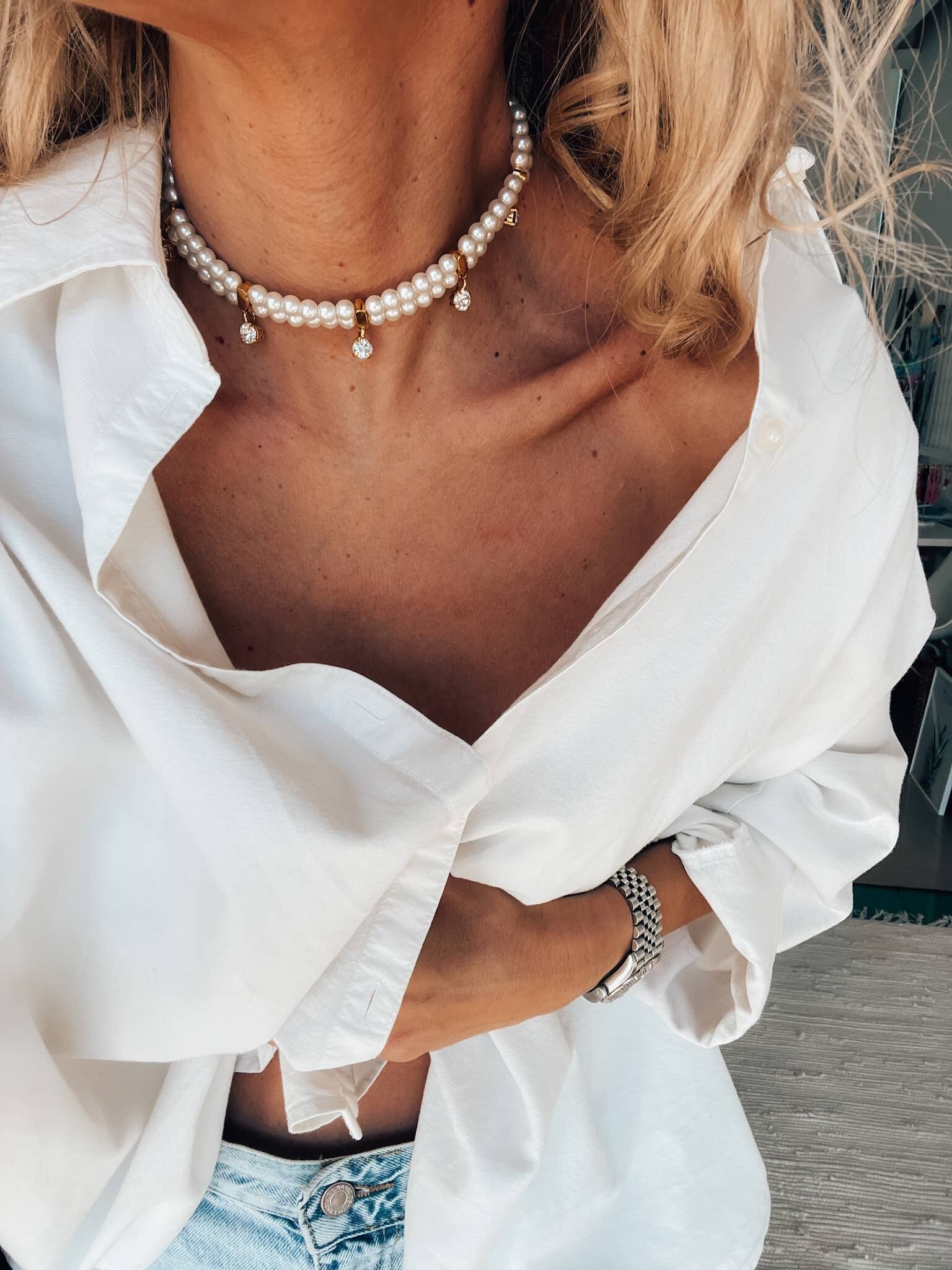 Pearl choker necklace with gold pendant