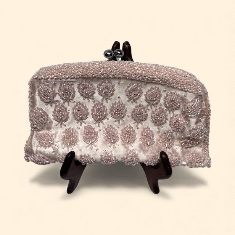 Pochette de soirée vintage en satin rose pâle ornée de perles, avec fermoir baiser et motif floral perlé, années 1950-1960