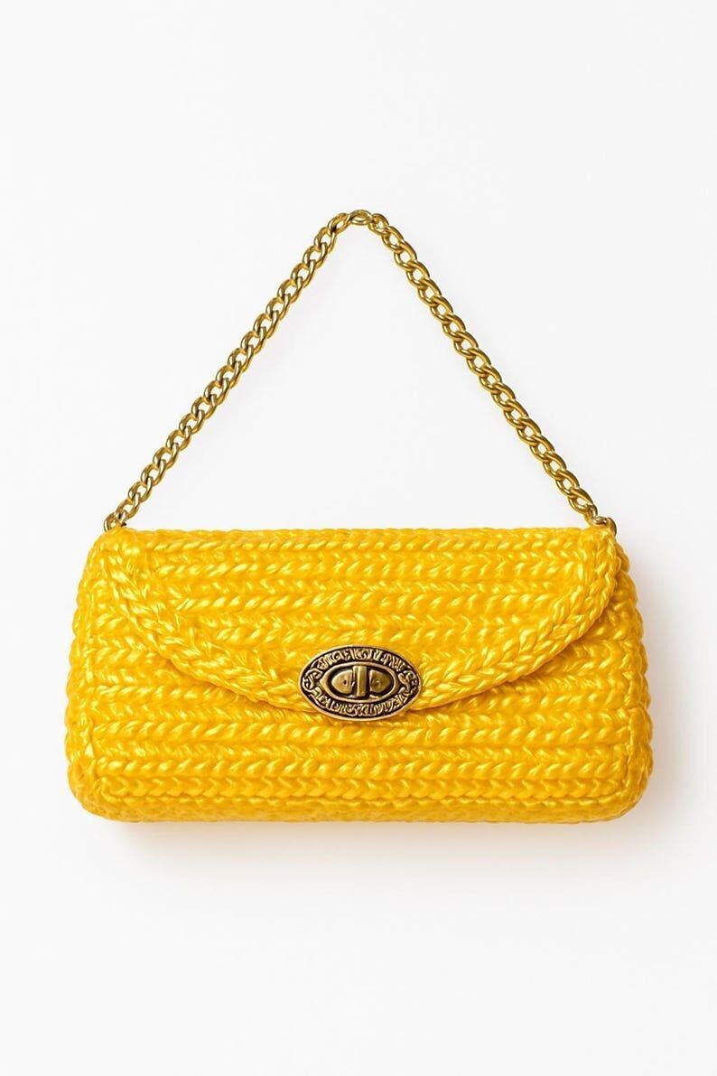 Pochette tissée Golden Hour.Sac à main jaune vintage. Sac à main style années 60 fabriqué au Japon avec bandoulière chaîne dorée, texture raphia, style rétro moderne.