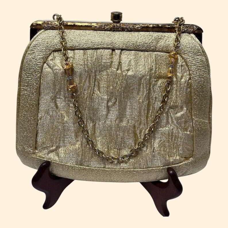 Sac à main de soirée vintage Lou Taylor des années 1960, doré, avec miroir de poche intégré et monture florale en strass.