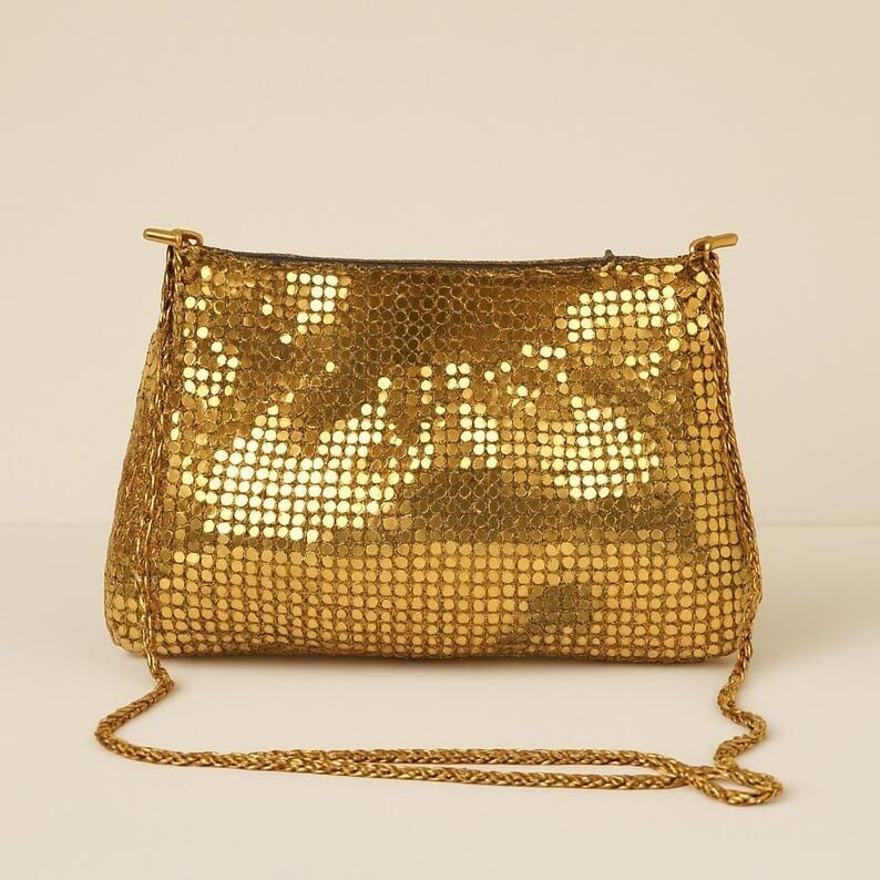Sac de soirée vintage en maille dorée des années 1970, bandoulière chaîne.