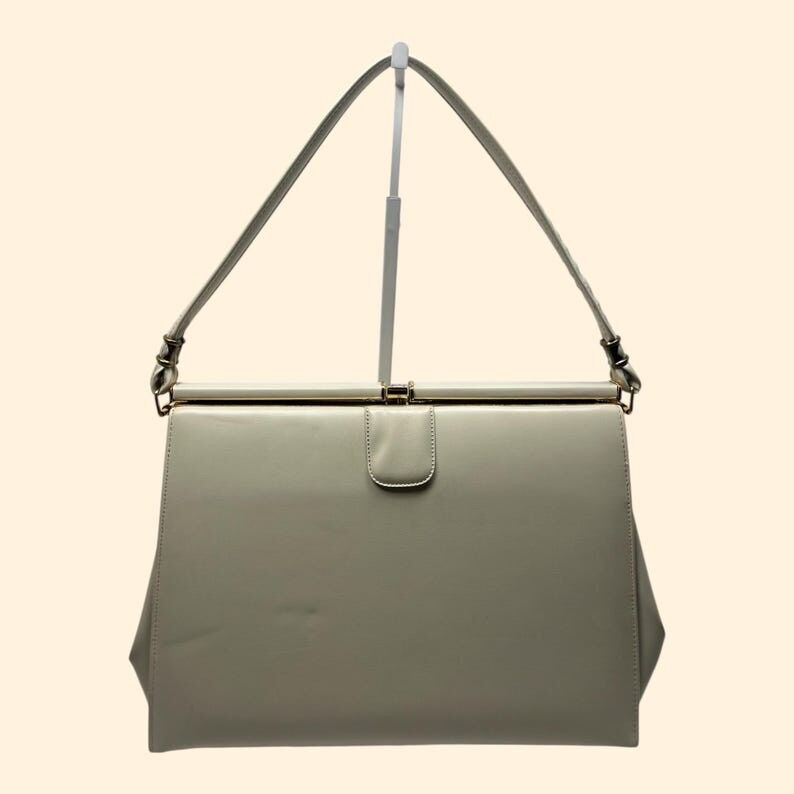 Sac à main vintage des années 1960 en similicuir crème avec finitions dorées et intérieur marron. Style milieu du siècle.