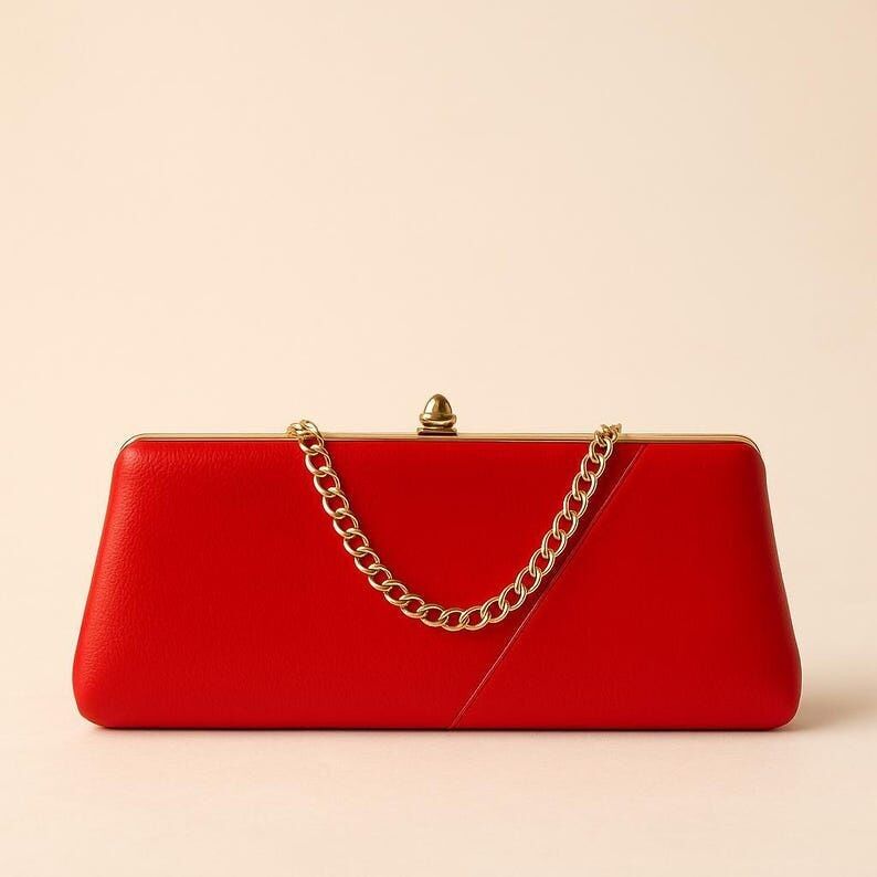 Vintage-Clutch aus rotem Lackleder aus den 1960er Jahren mit goldenem Kettengriff