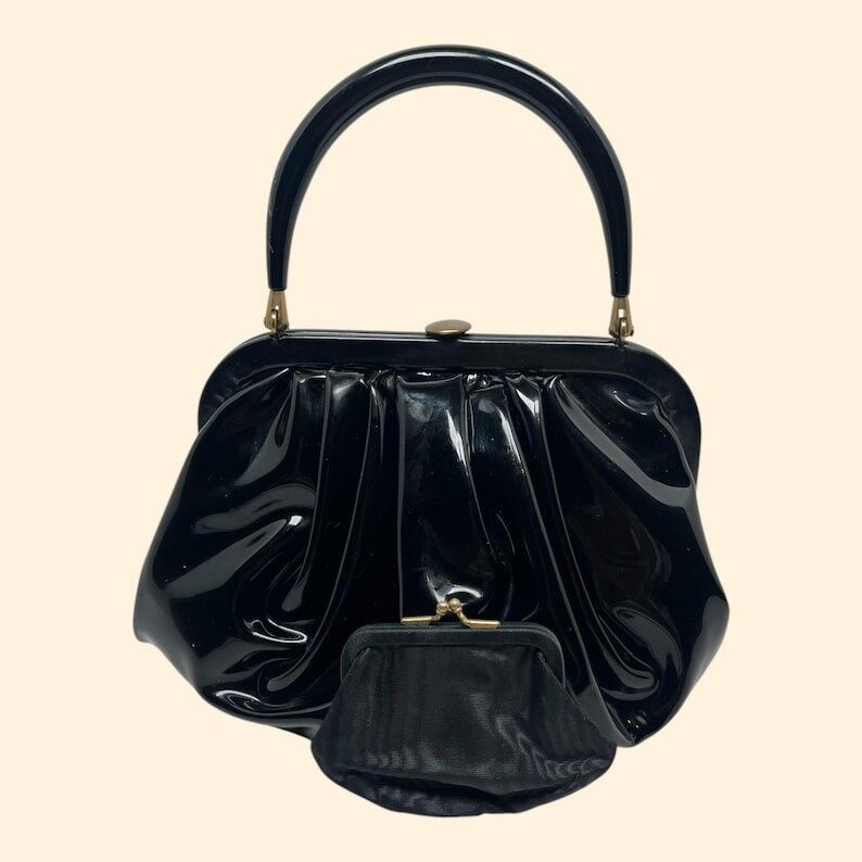 Schwarze Lackleder-Handtasche aus den 1960er Jahren mit Münzfach und goldenem Verschluss, Mid-Century-Stil