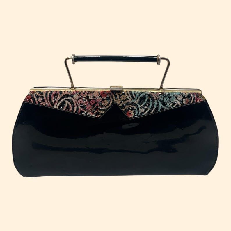 Vintage-Handtasche von Johansen aus schwarzem Lackleder aus den 1960er Jahren mit floralem Brokatmuster und goldenem Rahmen
