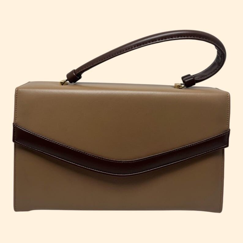 Vintage-Handtasche aus den 1960er Jahren, taupefarben und braun, aus Kunstleder, strukturierte Mid-Century-Tasche mit goldfarbenen Beschlägen