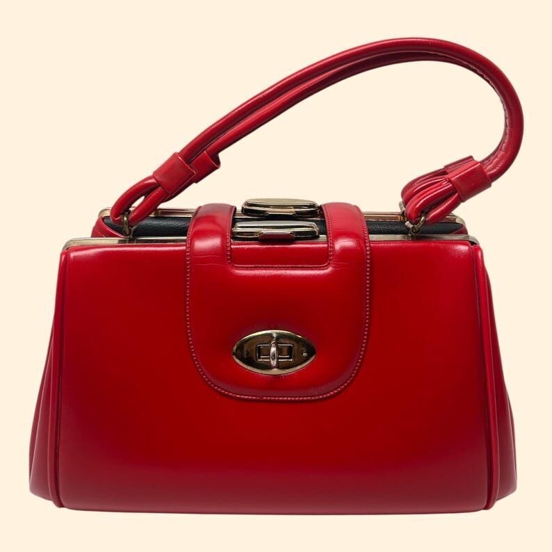 Vintage-Handtasche aus rotem Lackleder aus den 1960er Jahren mit goldfarbenen Beschlägen, Mid-Century-Stil