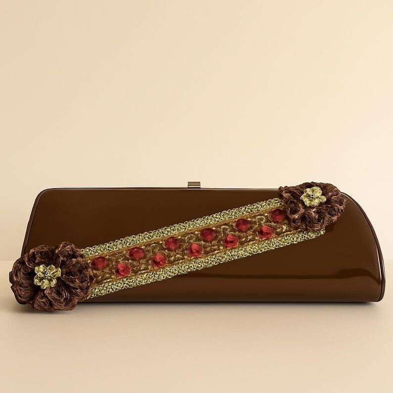 Vintage-Clutch aus braunem Lackleder aus den 1960er Jahren mit Schleife und floraler Applikation