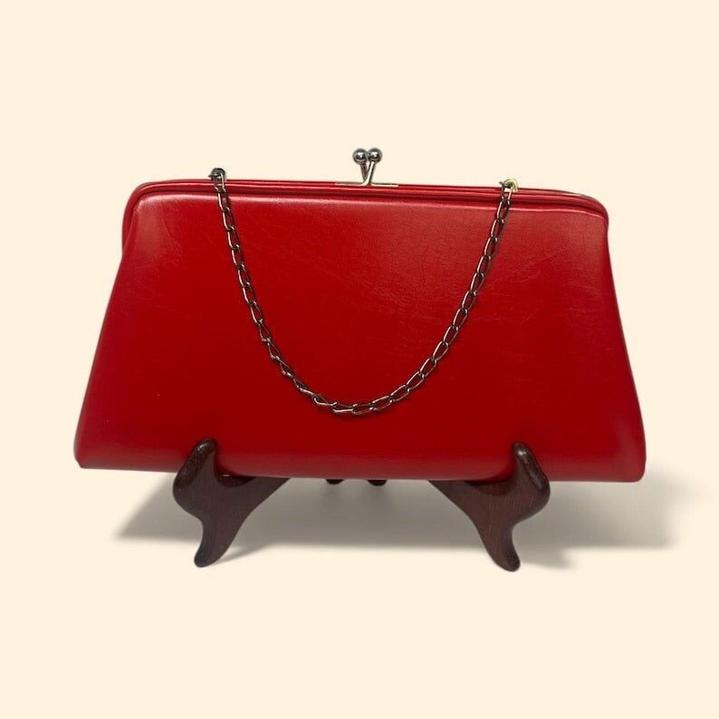 Vintage-Clutch aus rotem Lackleder aus den 1960er-Jahren mit Kettenhenkel | Abendtasche im Mid-Century-Stil