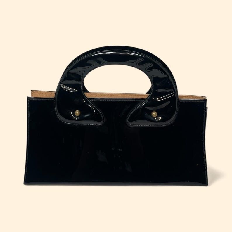 Schwarze Lacklederhandtasche aus den 1960er Jahren mit skulpturalen Henkeln, strukturierte Mid-Century-Tasche