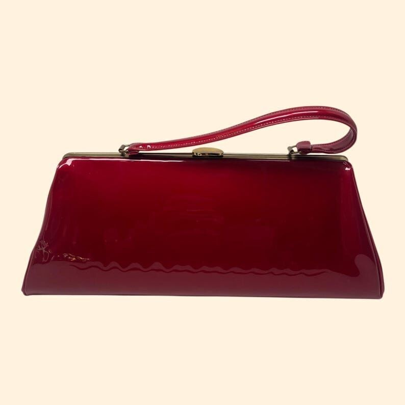 Vintage-Handtasche aus rotem Lackleder aus den 1960er Jahren, strukturierte Rahmenform, mit goldenem Verschluss