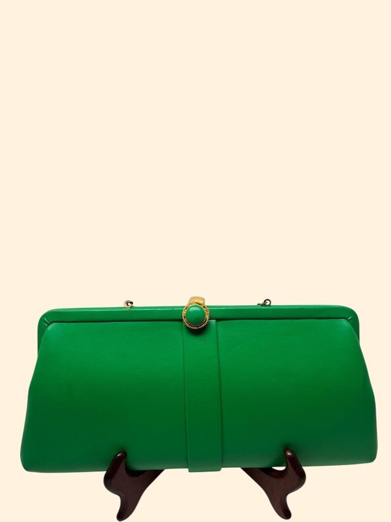 Grüne Vintage-Clutch aus den 1960er Jahren mit goldener Kette und Knopfverschluss, Mid-Century-Handtasche