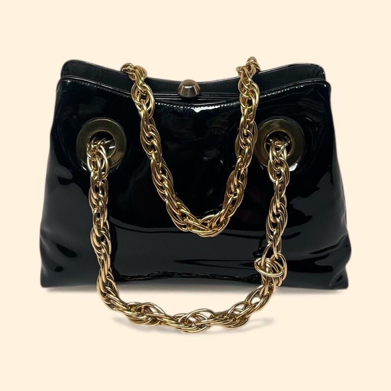 Vintage-Handtasche von Lewis aus den 1960er Jahren, schwarz lackiert, mit goldenen Kettenhenkeln, Mid-Century-Stil