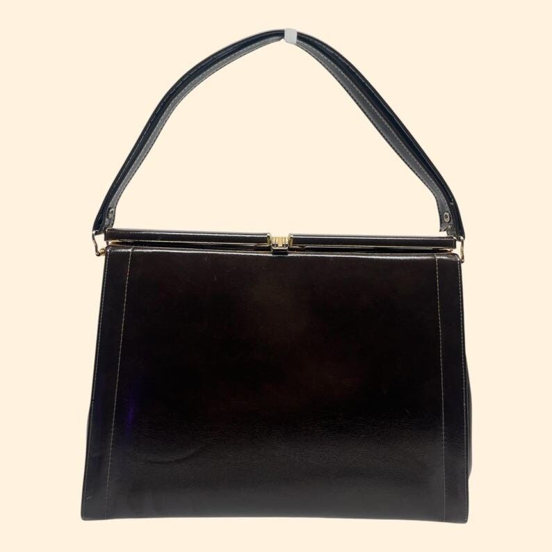 Vintage-Handtasche aus den 1960er Jahren, dunkelbraunes Lackleder, Paisley-Muster im Innenfutter, goldener Rahmenverschluss, Mid-Century-Stil