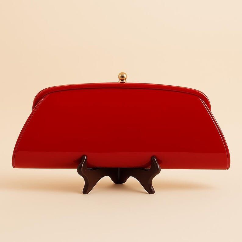 Vintage-Clutch aus rotem Lackleder aus den 1960er Jahren mit goldenem Rahmen, Mid-Century-Handtasche