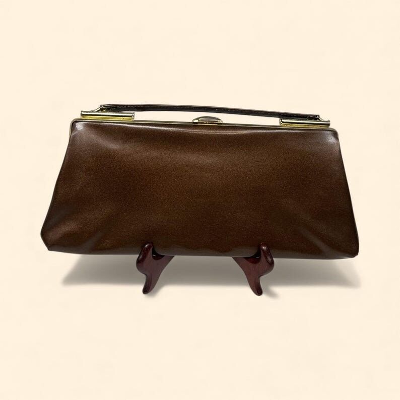 Vintage-Clutch aus braunem Lackleder aus den 1960er Jahren mit goldenem Rahmen und Abendtasche
