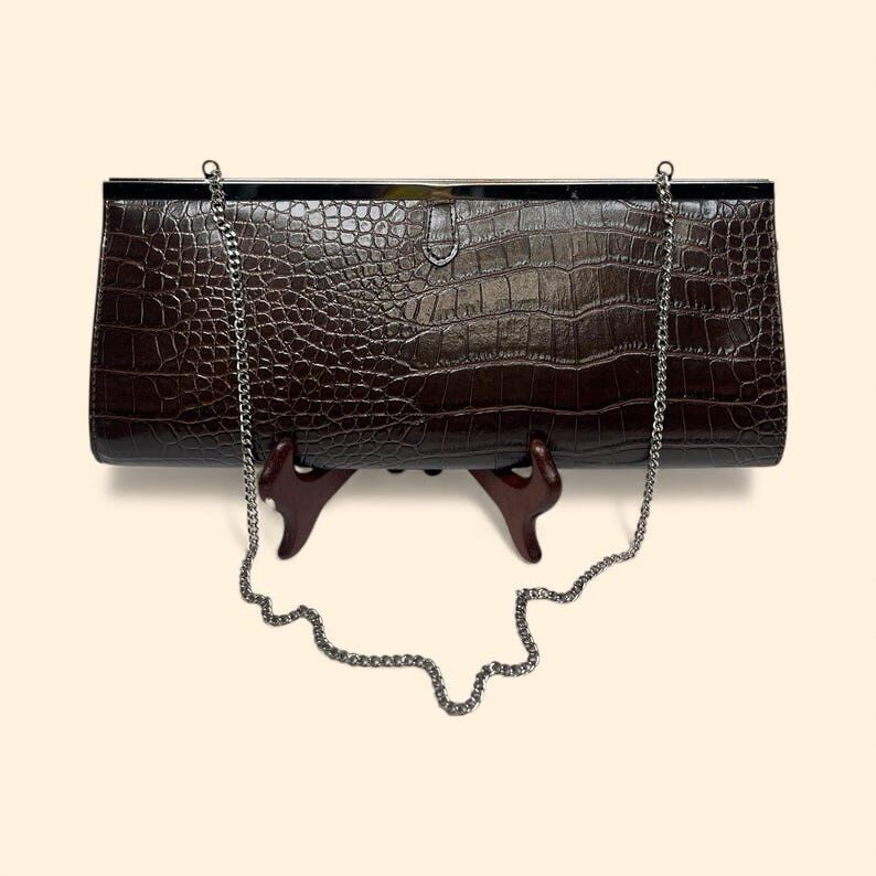 Aldo Vintage Clutch aus dunkelbraunem Lackleder mit Krokodilprägung und silbernem Kettenriemen