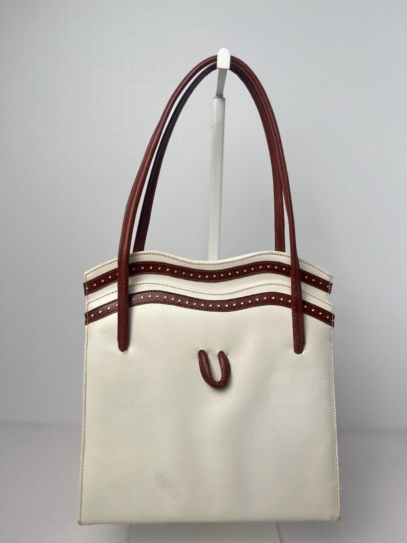 Vintage-Handtasche aus Kunstleder aus den 1950er/1960er Jahren mit klassischen Accessoires