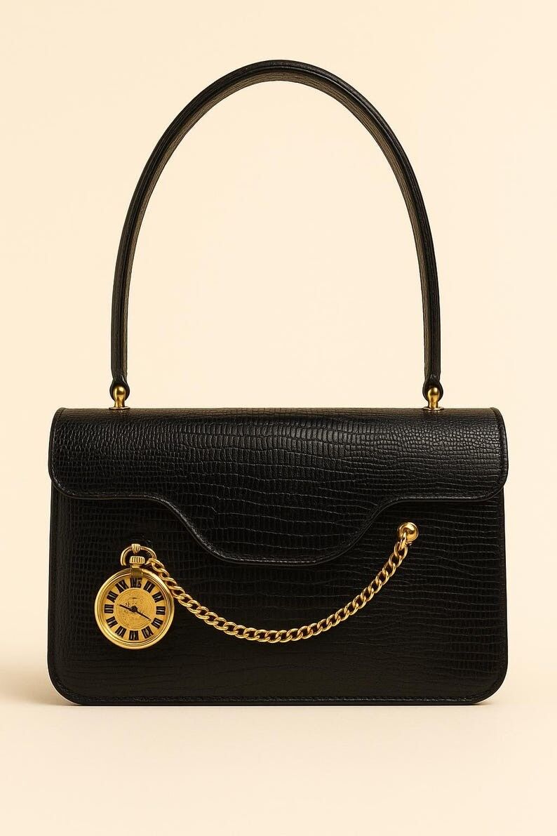 Vintage Lucerne Handtasche aus schwarzem Eidechsenleder mit geprägtem Muster und goldener Kette mit römischen Ziffern im Schweizer Uhrenstil, Sammlerstück aus den 1960er Jahren im Mod-Stil