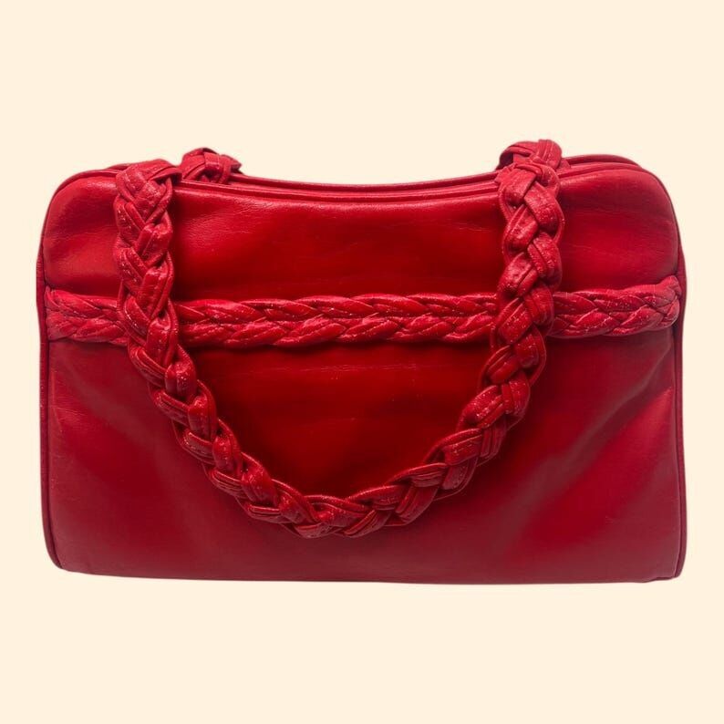 Rote Vintage-Handtasche aus den 1960er Jahren mit geflochtenen Henkeln und goldenem Rahmen – Mid-Century-Stil