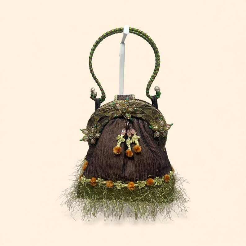 Vintage-Handtasche von Mary Frances in Braun und Grün mit Perlen- und Blumenverzierungen, geflochtenem Henkel und Fransenbesatz