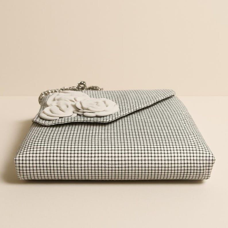Vintage Whiting & Davis Handtasche aus den 1960er Jahren, weiß kariert, mit Rosenapplikationen und Kettenriemen, Schultertasche/Abendtasche