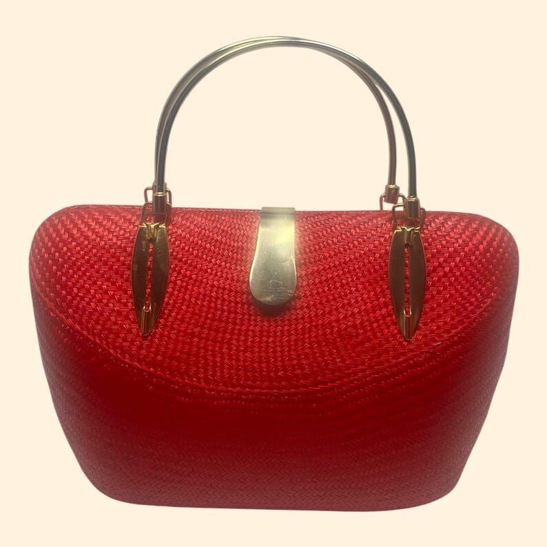 Rote, gewebte Vintage-Handtasche aus den 1960er Jahren mit goldenen Henkeln und Verschluss – eine Handtasche aus der Mitte des Jahrhunderts.