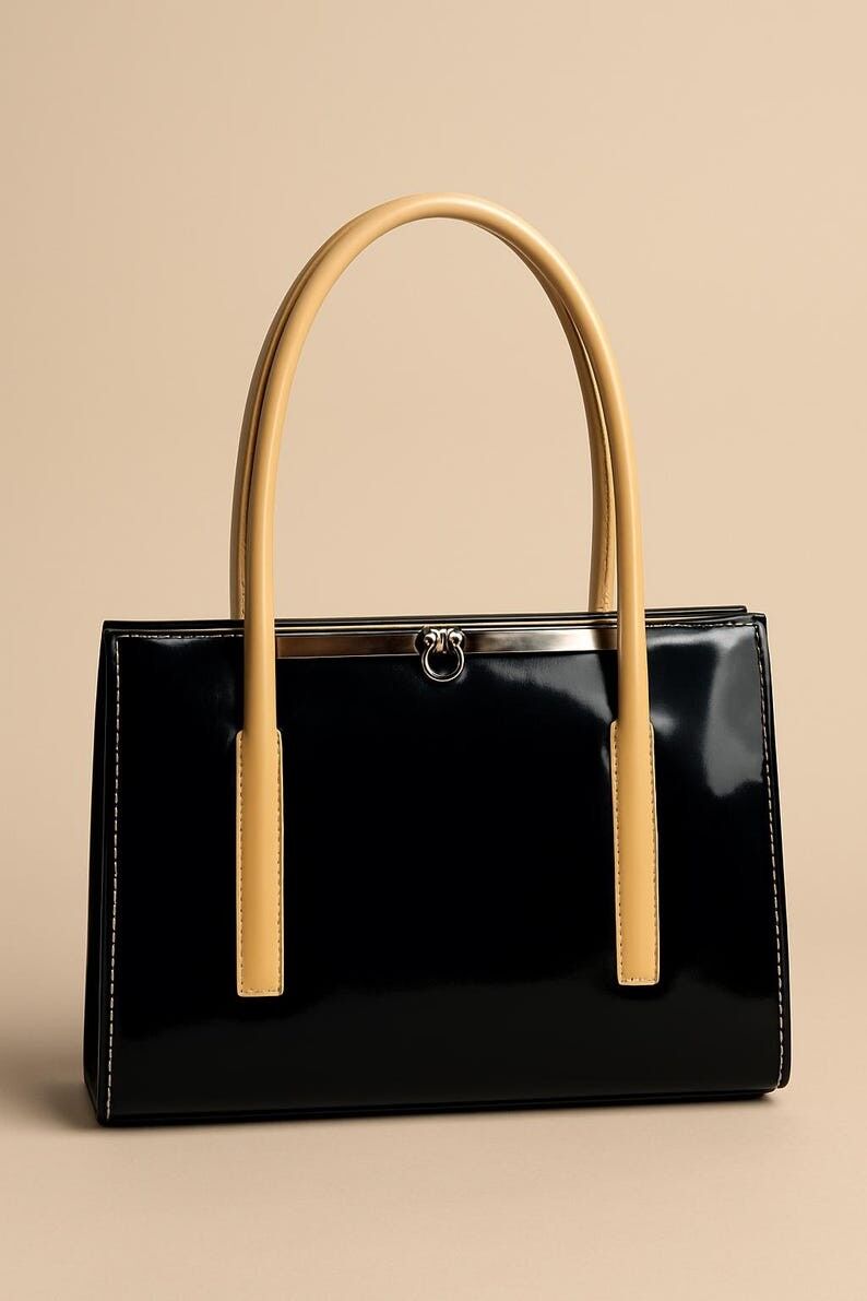 Vintage-Handtasche aus Lackleder in Schwarz und Creme mit Farbblock-Design, Mod-Stil, Henkeltasche mit Kussverschluss, strukturiertes Midcentury-Design