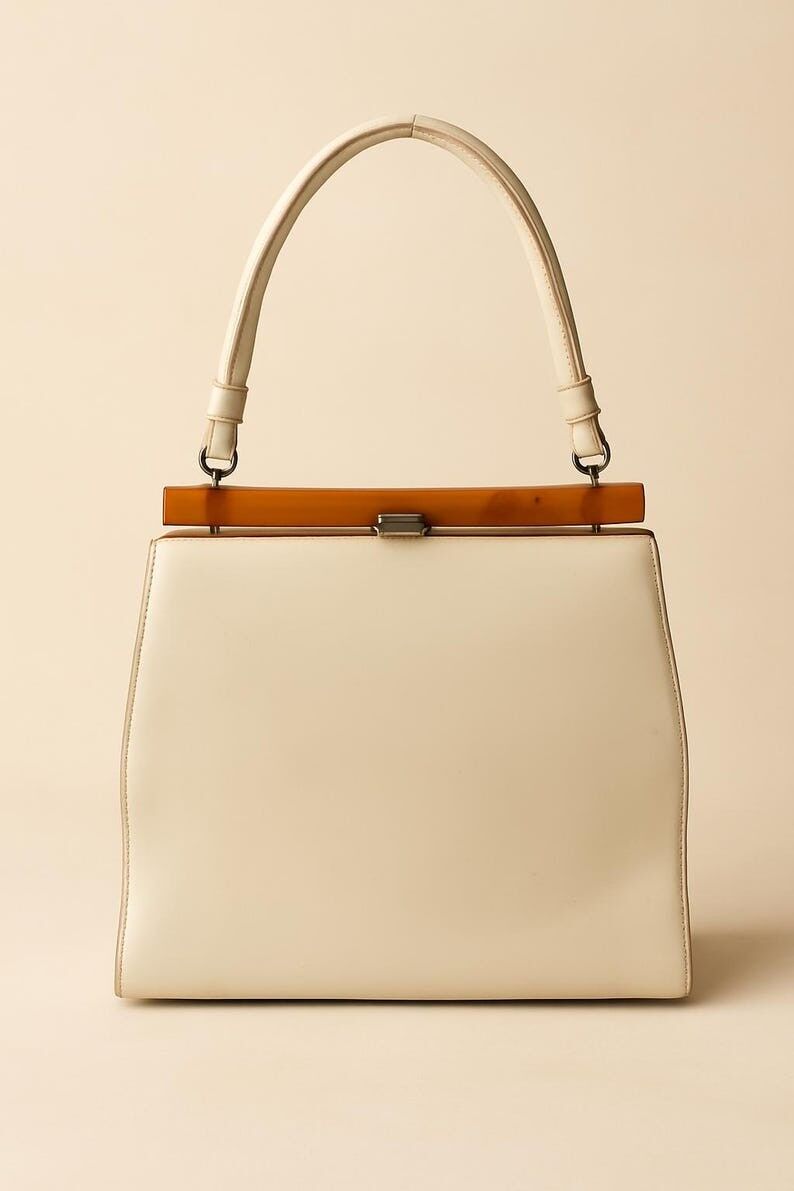 Theodore of California Handtasche aus cremefarbenem Kunstleder aus den 1960er Jahren, Vintage-Handtasche mit bernsteinfarbenem Rahmen