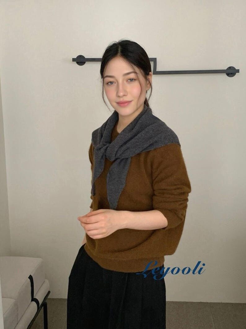 Sciarpa triangolare in maglia di lana 100% grigio antracite, scialle minimalista a coste, morbido scialle in lana