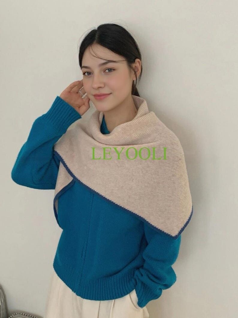 Châle beige amande 100 % laine, fait main | Écharpe triangulaire minimaliste et neutre | Douce et chaude pour l'hiver | Cadeau élégant pour elle