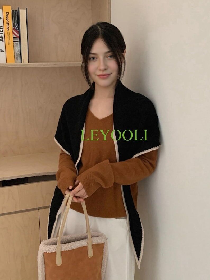 Châle noir en laine 100 % fait main | Écharpe d'hiver minimaliste | Écharpe triangulaire élégante | Cadeau tricoté chic pour elle