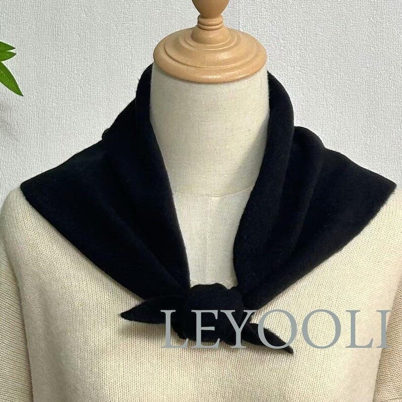 Sciarpa triangolare in maglia nera: bandana in misto lana e cashmere