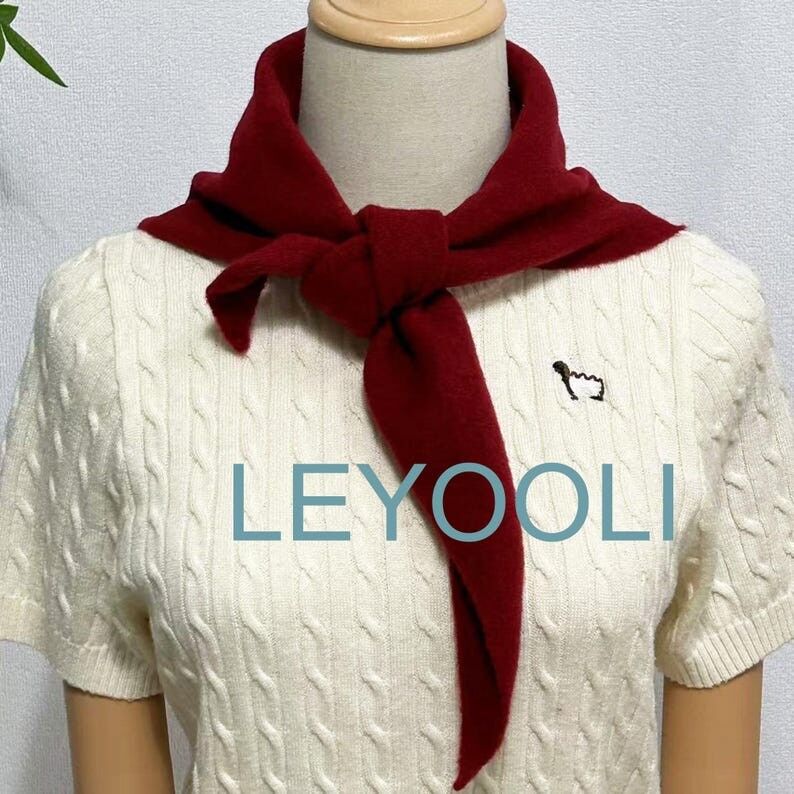 Sciarpa triangolare bordeaux: bandana invernale in misto lana lavorata a mano