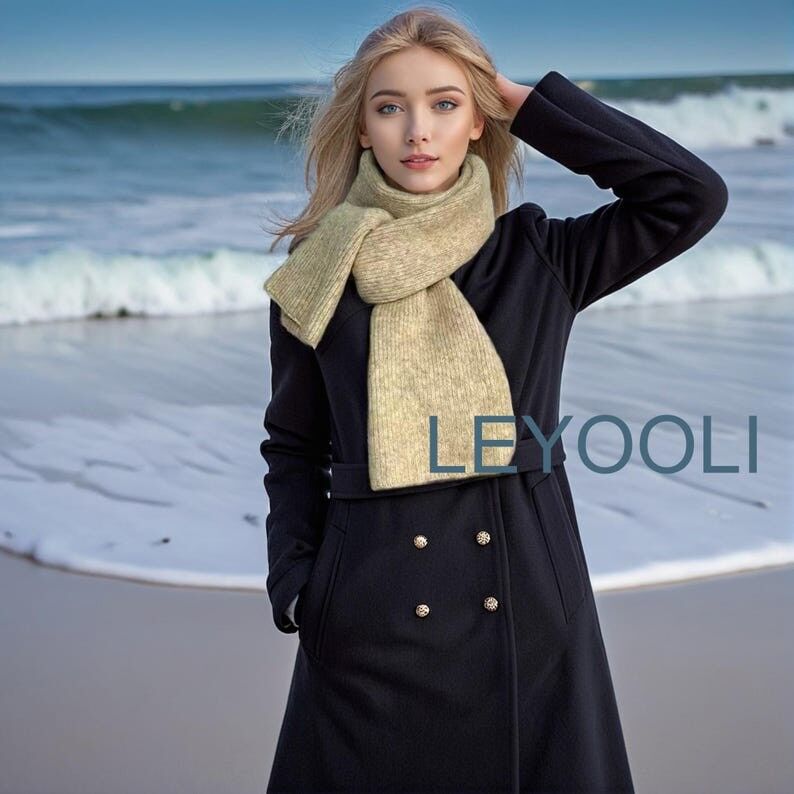 Sciarpa lavorata a maglia in lana color cachi fatta a mano, accessorio invernale