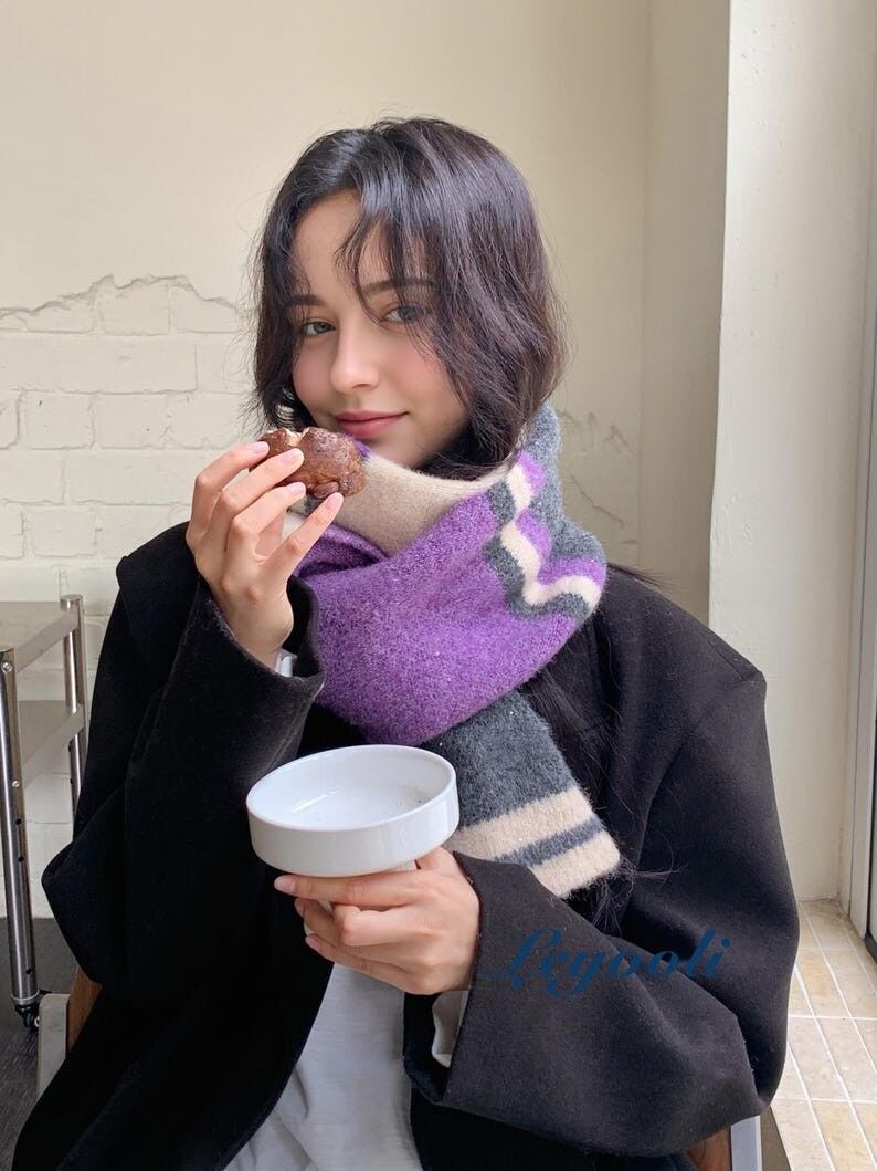 Bufanda de mohair hecha a mano, de punto a rayas morado y gris, para invierno.