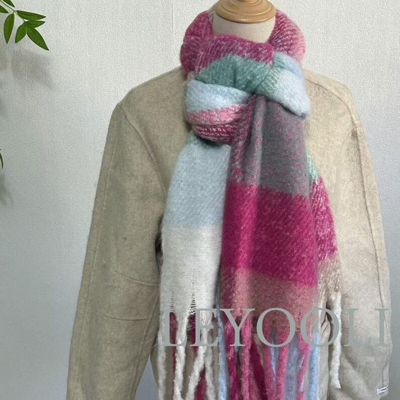 Bufanda de mohair con cuadros degradados y flecos en tonos pastel