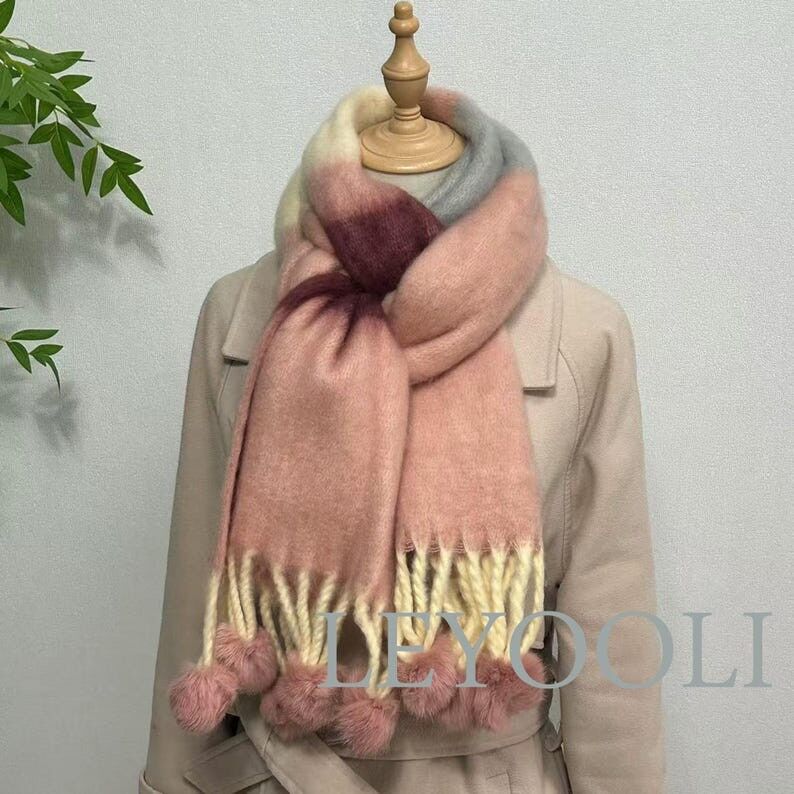 Bufanda de mohair con rayas arcoíris, lana gruesa y cálida para el invierno, con flecos de bolas de pelo.