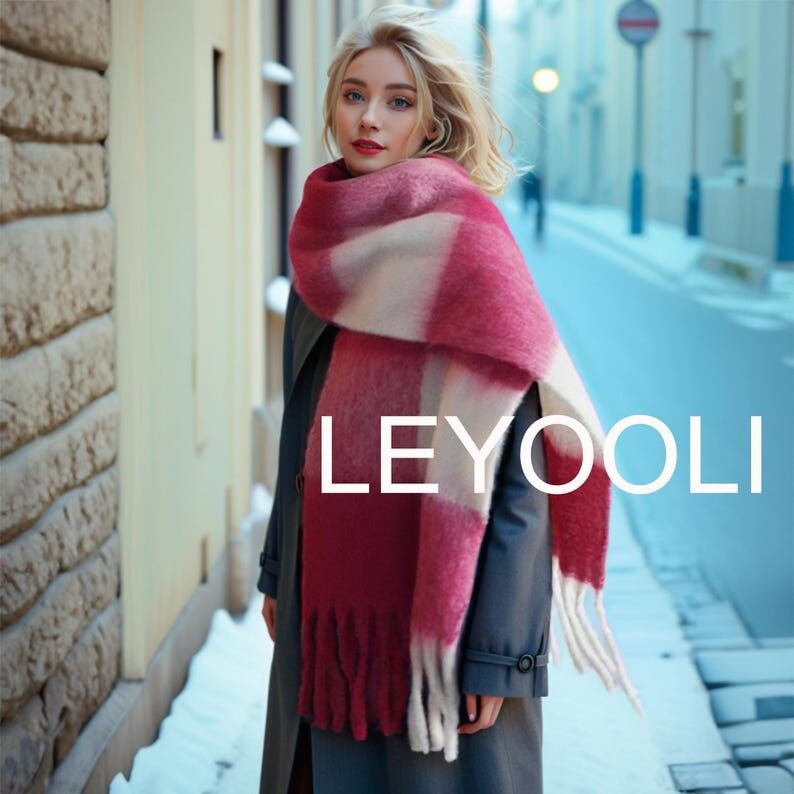 Écharpe en mohair à carreaux roses faite main : Écharpe à pompons roses et blancs dégradés